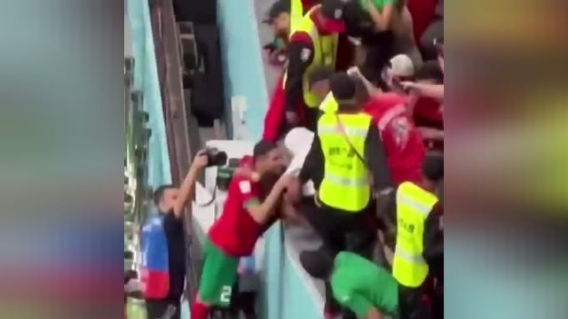 در آغوش گرفتن مادر توسط اشرف حکیمی ستاره تیم مراکش بعد از گلزنی مقابل اسپانیا