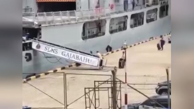 لحظه فرار رییس‌جمهور سریلانکا با یک کشتی جنگی | فیلم 