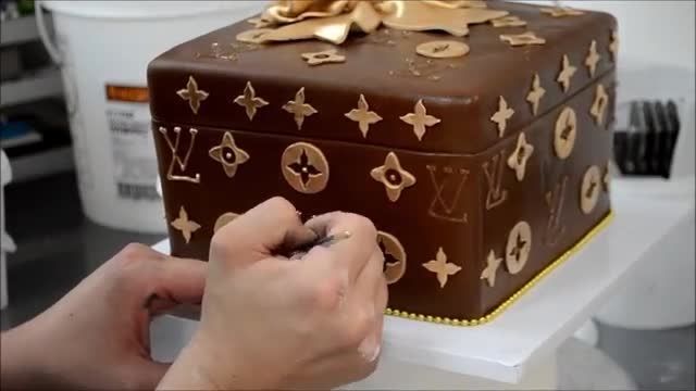 دستور تهیه ساده و تزیین کیک به شکل جعبه برند لویی ویتون