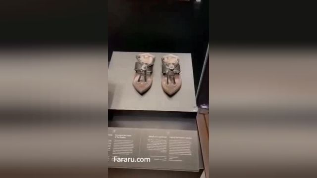 نمایش نسخه‌ ای از کفش منسوب به پیامبر در نمایشگاه «هجرت هم‌گام با رسول خدا»