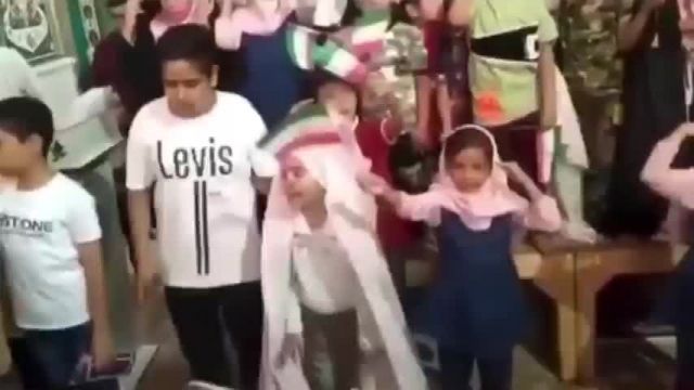 ریزش سکو کودکان هنگام اجرای سلام فرمانده | فیلم 
