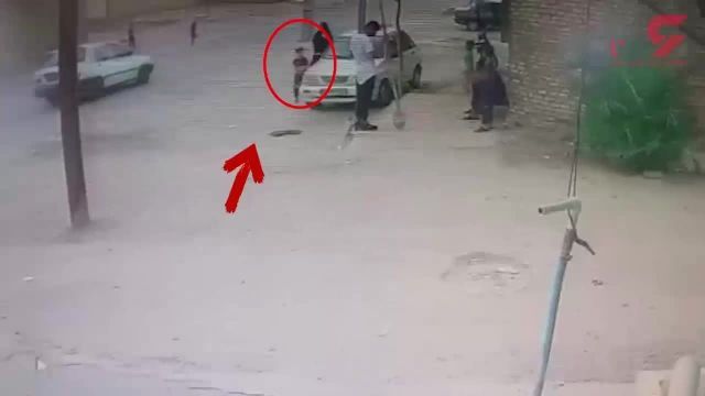 لحظه سقوط کودک 5 ساله آبادانی داخل چاه فاضلاب | ویدیو ( تصاویر دلخراش)