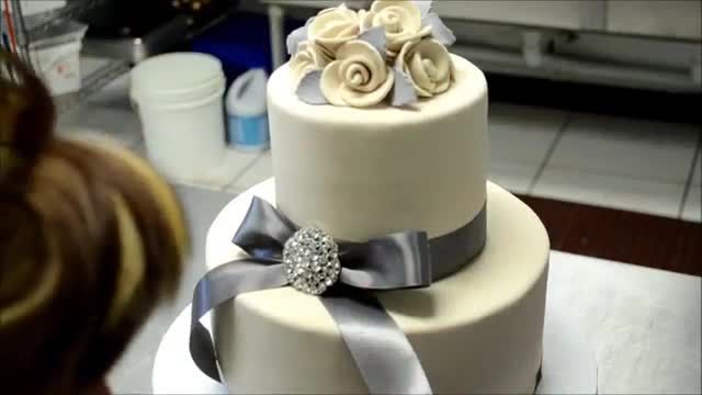 روش تهیه جدیدترین کیک عروسی ساده و زیبا با تزیین گل و پاپیون روبانی
