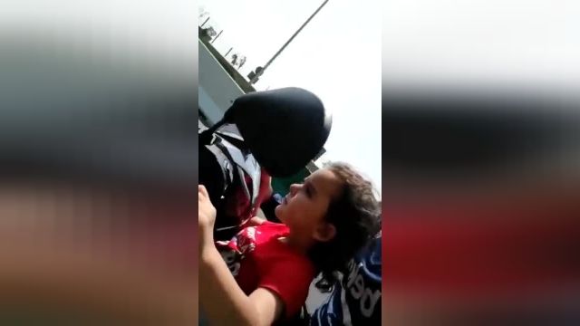 موتورسواری شهربانو منصوریان بدون گواهینامه با یه بچه بدون کلاه | ویدیو 
