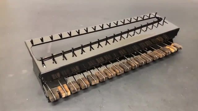 کلیپ بسیار جالب از بازسازی اسباب بازی پیانو فلزی