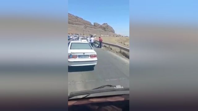 تصادف عجیب 2 خودروی پلیس راهور در جاده | فیلم 