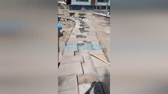 درحال اجرای کف حیاط ویلا در کرج با سنگ ورقه ای 09126718261 