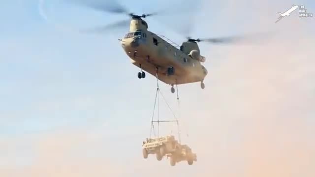 خلبانان ماهر آمریکایی با هلیکوپترهای غول پیکر ، خودروهای زرهی را حمل می کنند