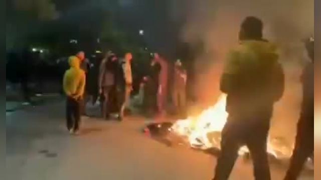 فیلم درگیری معترضان کف خیابان با نیروهای امنیتی به دلیل کشته شدن نوجوان 19 ساله