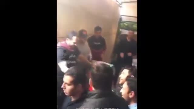 هجوم هواداران رضا گلزار  هنگام بیرون آمدن از حسینیه در مراسم عزاداری محرم | فیلم