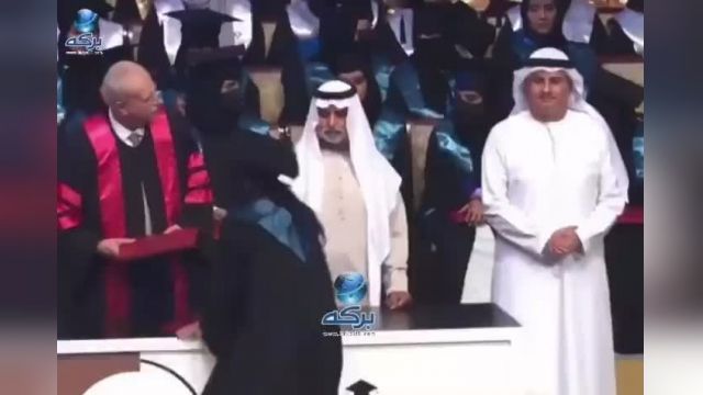 حرکت زشت وزیر امارات در مقابل یک دختر جوان در مراسم فارغ‌التحصیلی | ویدیو 