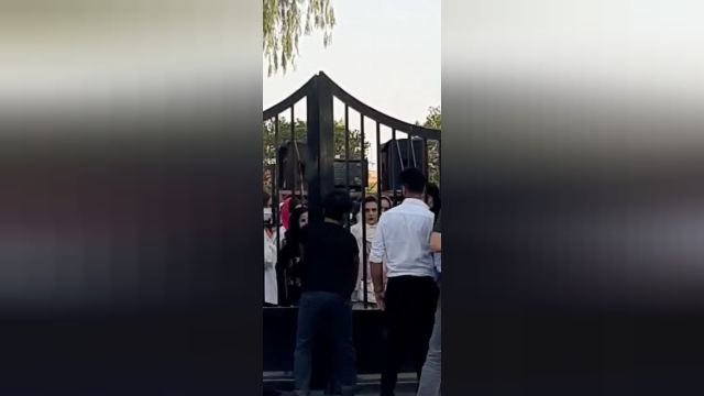 تلاش افرادی ناشناس برای جلوگیری از برگزاری کنسرت سیروان خسروی در اهواز | ویدئو