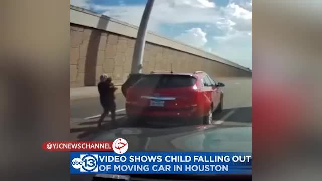لحظه پرت شدن بچه 19 ماهه از شیشه ماشین در حال حرکت هنگام دور زدن | ویدیو