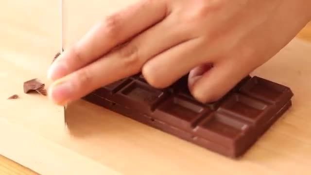 روش پخت سالم برونی شکلاتی با تزیین بیسکوییت