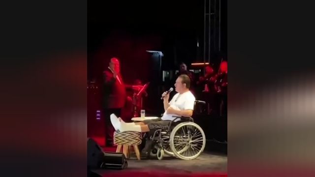 کنسرت ابراهیم تاتلیس روی ویلچر بعداز تصادف با دو پای توی گچ | ویدیو 