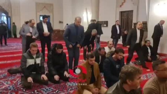 اقامه نماز وزیر امور خارجه در مسجدی در بوسنی | ویدیو 