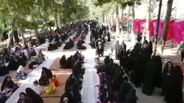 سفره اطعام 25 هزار نفری عید غدیر در شهر کرمانشاه | ویدیو 