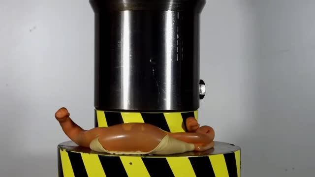 ویدیوی سرباز عروسکی زیر پرس هیدرولیک 100 تن