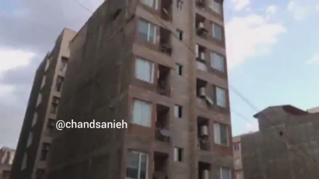 سقوط سقف پنت‌هاوس یک خانه بر روی چند خودرو در رودهن | فیلم 