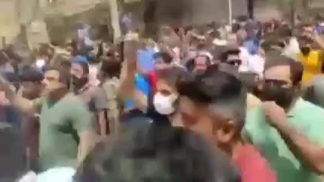 تجمع مردم در پی حادثه متروپل با شعار آبادان بیچاره صاحب عزاست امروز