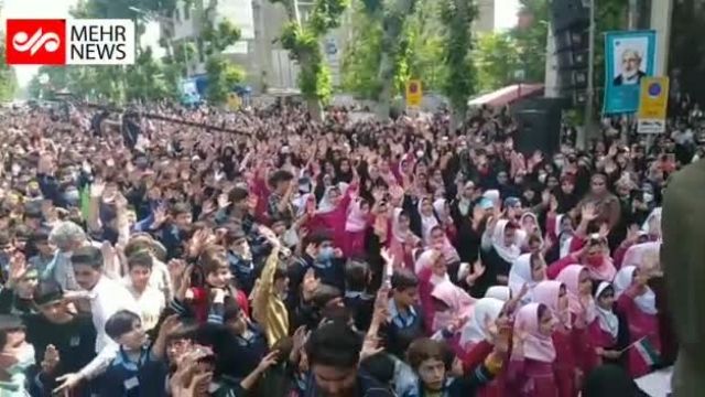 سرود «سلام فرمانده» در فومن با حضور بیش از 1000 دانش آموز