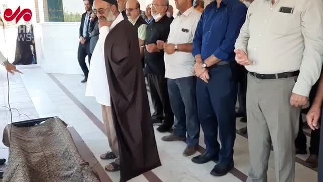 خاکسپاری مرحوم روح الله مفیدی بازیگر پیشکسوت در یزد | فیلم نماز میت 
