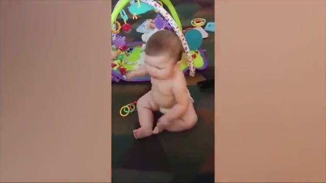 کلیپ بسیار بامزه از کارهای خنده دار نوزادان خوردنی !