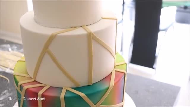 دستور پخت ساده کیک تولد رنگارنگ با تزیین ماکارون های رنگی