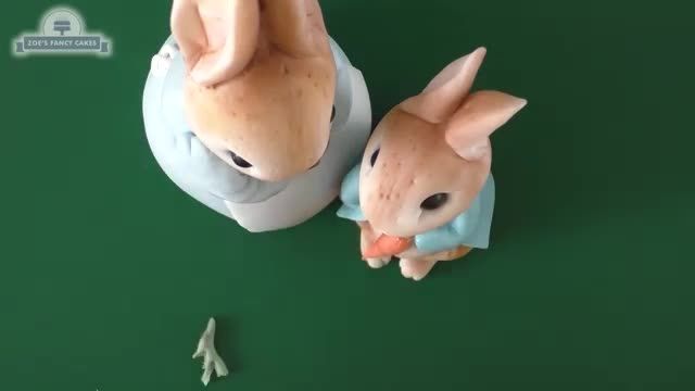 آموزش پخت و تزیین کیک تولد با خمیر فوندانت به شکل تولد خرگوش کوچولو