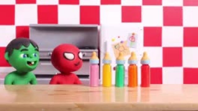 دانلود انیمیشن خانواده خمیری این قسمت Little Girl Tries Rainbow Baby Bottles 