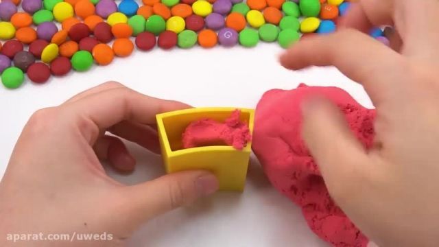 بازی های کودکانه با دراژه شکلاتی و ماسه های متحرک