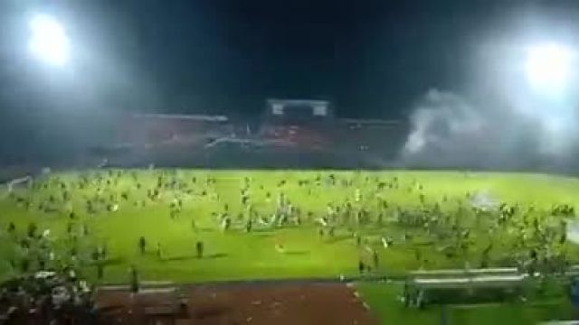 182 کشته در درگیری در استادیوم فوتبال اندونزی | ویدئو