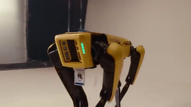 رقص ربات های کمپانی هیوندای 