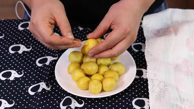 طرز تهیه لیمو عمانی خوش خوراک و با کیفین و رازهای از بین بردن تلخی آن