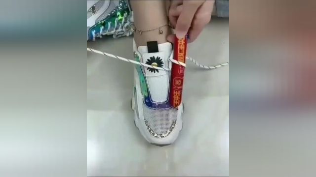 ترفند جالب برای بند کفش ها تون