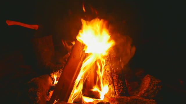 ویدیوی آرامبخش آتش کمپ با صداهای ترقه‌ ای آتش | ویدیوی 8 ساعته با کیفیت HD