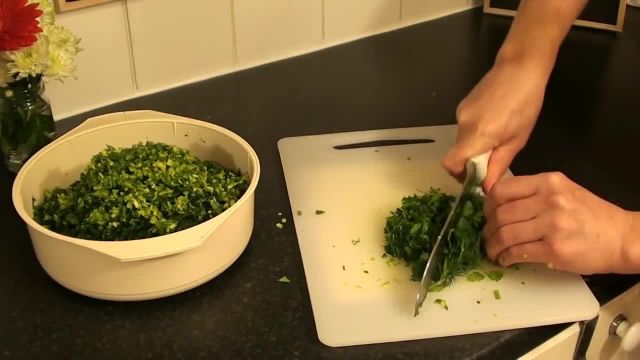 روش صحیح پاک کردن و خرد کردن کوکو سبزی