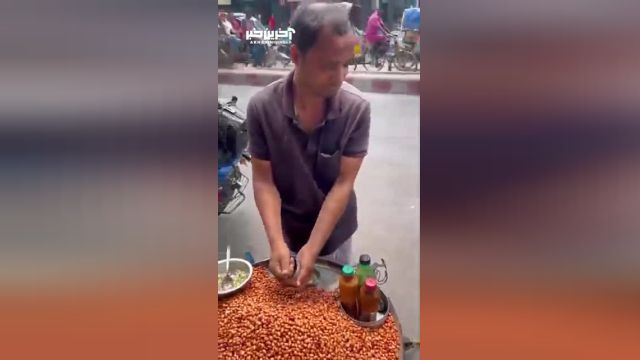 سرو ماسالای بادام زمینی؛ یک خوراکی پرطرفدار در خیابان های هند