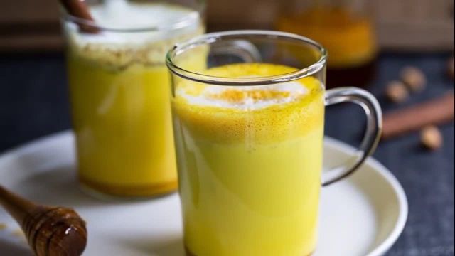 نوشیدن زردچوبه با آب گرم به صورت ناشتا و اثرات معجزه آسای آن!