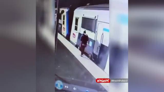 سقوط دختر جوان روی ریل قطار ( حاوی صحنه های دلخراش ) | ویدیو