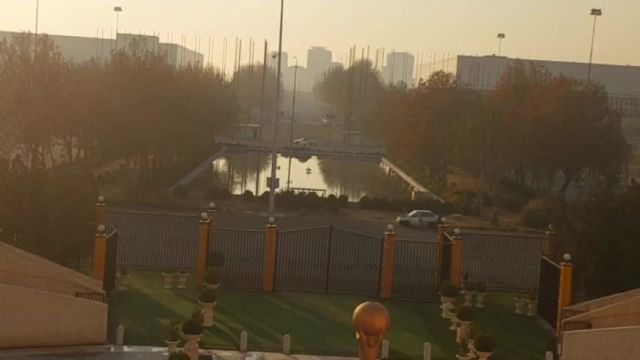 ورزشگاه آزادی در هاله‌ ای از آلودگی سنگین پیش از بازی پرسپولیس + فیلم