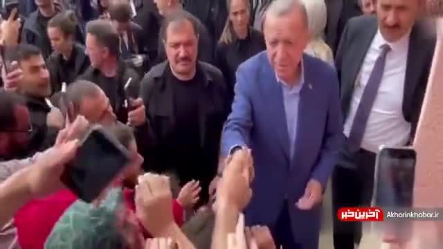پول دادن اردوغان به هوادارانش | ویدیو