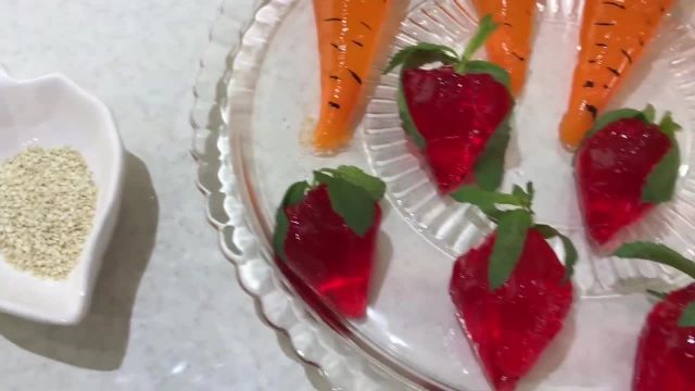 آموزش درست کردن دسر ژله هویج و توت فرنگی