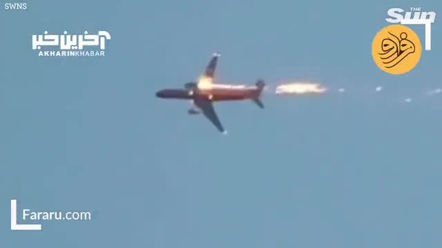 لحظه آتش گرفتن موتور هواپیمای روس در آسمان