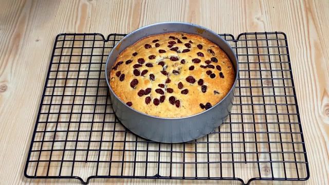 طرز تهیه کیک کشمشی گردویی با روش اصولی و ساده
