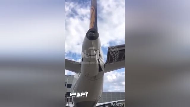پاره شدن بدنه هواپیما توسط نردبان مخصوص بار هواپیما وسط باند فرودگاه