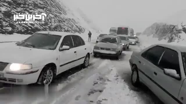 گیر افتادن دهها خودرو در محور مریوان-سنندج در اثر بارش سنگین برف