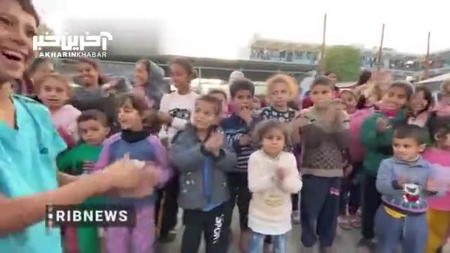 اقدام زیبای جوانان فلسطینی در روزهای آتش بس برای شاد کردن کودکان