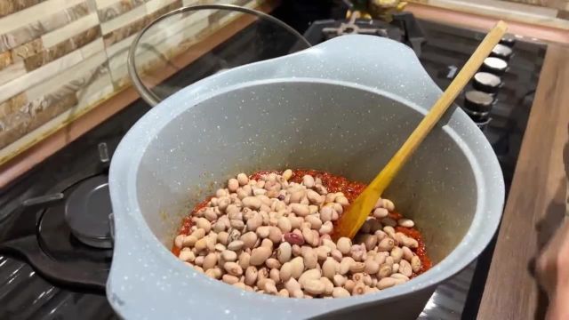 طرز تهیه خوراک لوبیا چیتی خوشمزه و لعابدار به سبک صبحانه سرا