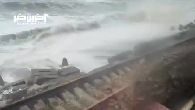 لحظات وحشتناک عبور از ریل تخریب شده بر اثر طوفان